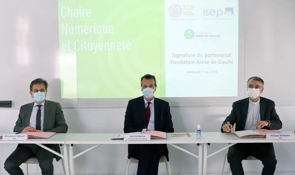 Dieudonné Abboud, Directeur général de l’ISEP, Jean Vendroux, Président de la Fondation et Mgr Philippe Bordeyne, Recteur de l’ICP, lors de la signature de la Convention de partenariat Chaire Numérique et Citoyenneté